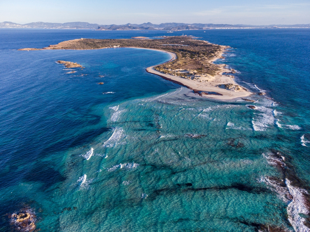 dure-sportscruiser-in-volle-vaart-het-strand-op-bij-ibiza