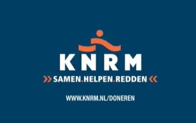 Knikspant motorkruiser hoog en droog vast bij Delfzijl (foto’s na doorklikken)