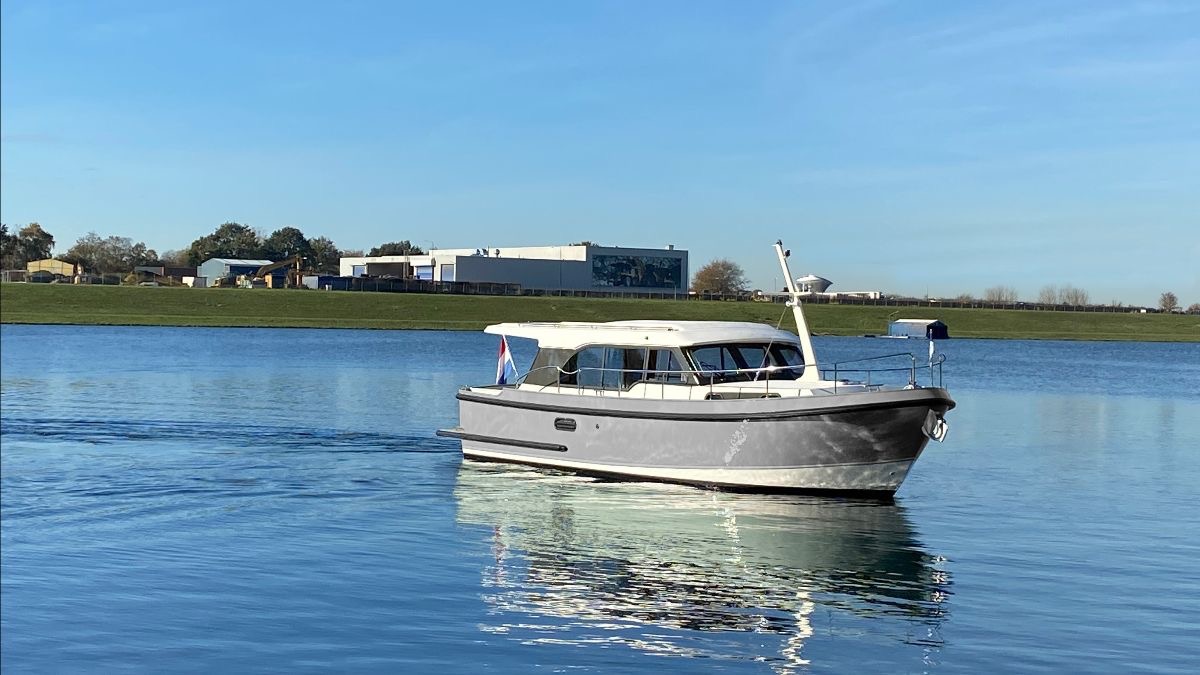 linssen-yachts-met-35-sl-sedan-op-interboot-2024