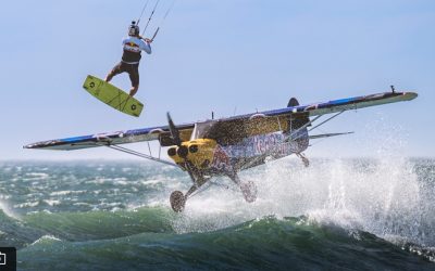 Kitesurfer Lasse Walker springt over vliegtuig