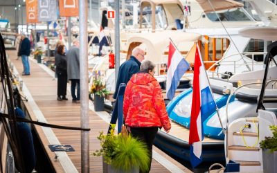 Motorboot Sneek probeert Boot Holland exposanten en bezoekers aan boord te halen