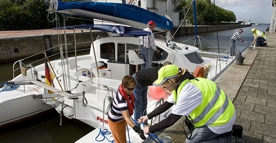 Stewards helpen recreatieschippers door sluizen