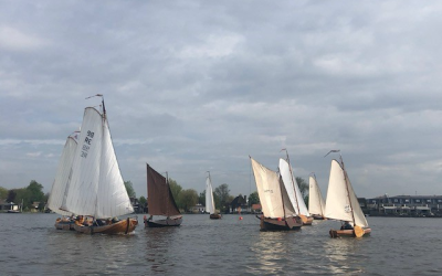 Varend erfgoed zeilt op Loosdrecht om Motketelwimpel