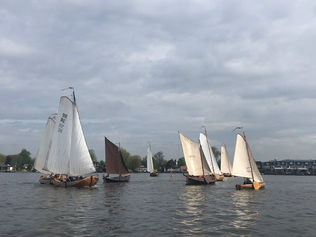 Varend erfgoed zeilt op Loosdrecht om Motketelwimpel