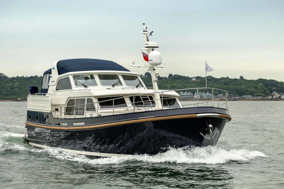 Zorg op het water aan boord van luxe motorjacht
