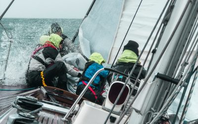Belgische all-female zeilploeg aan de start van Fastnet Race 2025