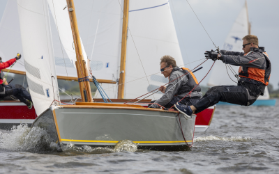Wedstrijdzeilsport in zwaar weer maar daadkracht om roer om te gooien ontbreekt