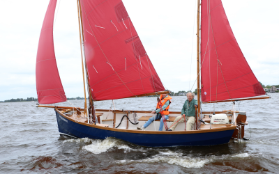 Zelf ontworpen zeilscheepje ziet eindelijk het ruime sop