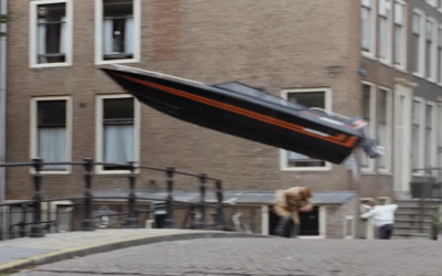 Zwarte stuntboot ‘Amsterdamned 1’ boven water