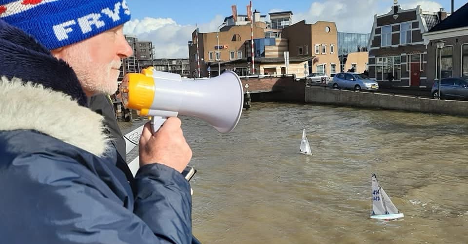 Klunen en radiografisch zeilen door grachten Sneek