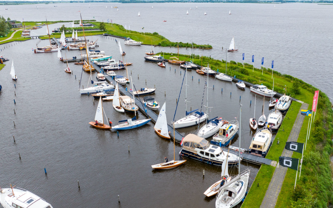 Hier is Sneek in-water op Starteiland Sneekermeer