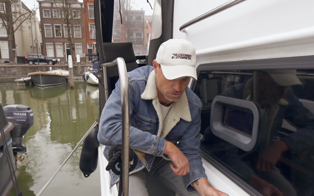 Vlogger Kees gooit ‘vloeibaar goud’ in watertank van boot