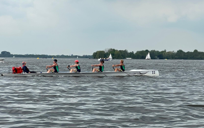Weeralarm hindert Coastal Roeiers niet op Loosdrecht    