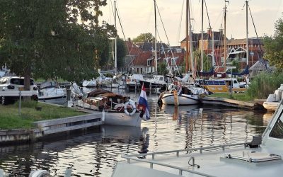 Wisselvallig beeld in vakantie drukte op het water
