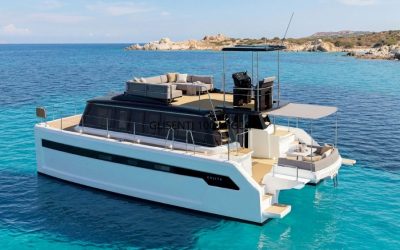 Deze boot is nog geen 10 meter lang, maar voelt als een drijvende villa
