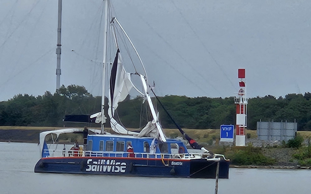 Sailwise catamaran breekt mast op IJsselmeer
