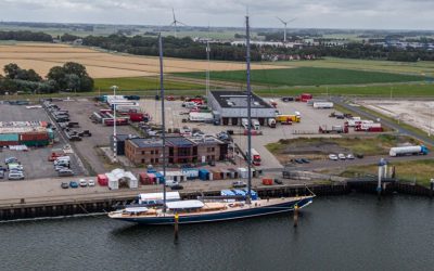 Uniek emissievrij superzeiljacht in haven van Harlingen