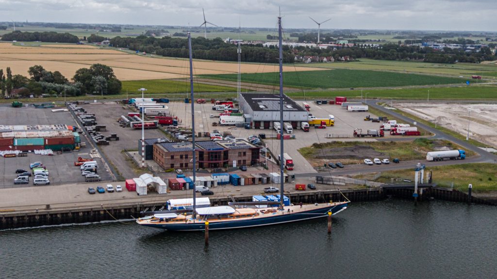 Uniek emissievrij superzeiljacht in haven van Harlingen