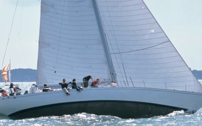Iconische zeilracer Tenacious op transport naar Makkum voor restauratie