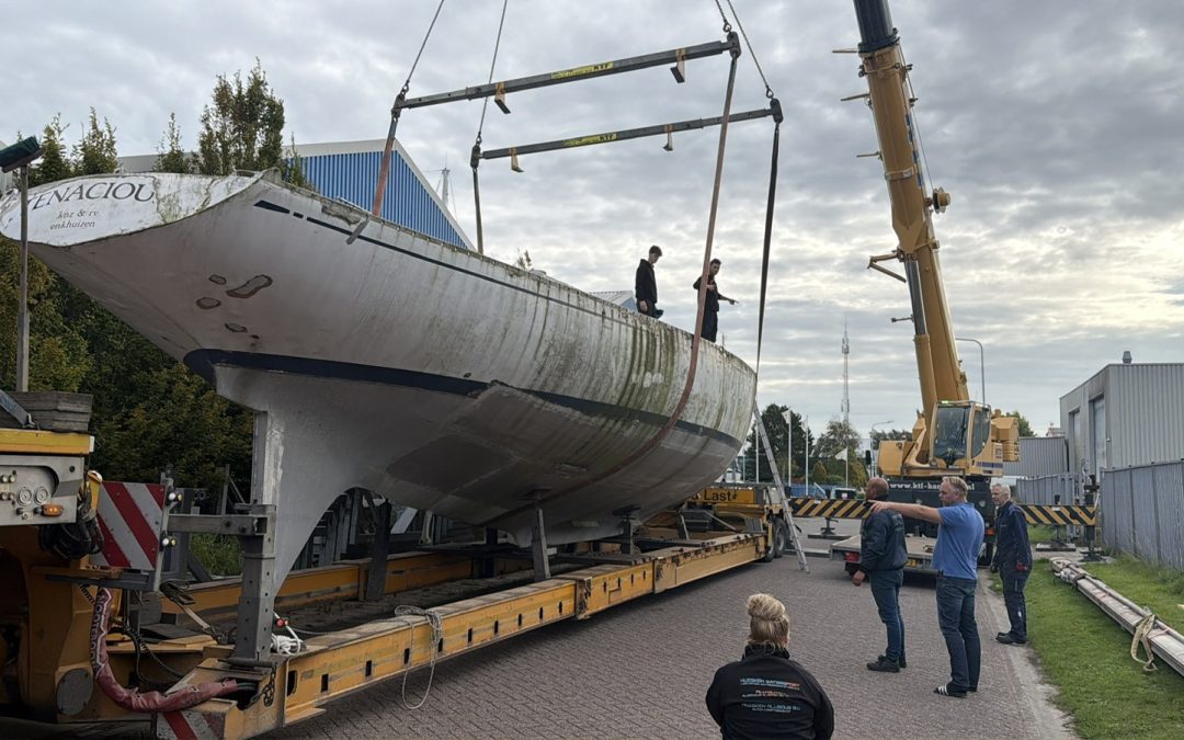 Zeilracer Tenacious aangekomen in Makkum