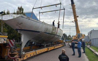 Iconische zeilracer Tenacious naar Makkum overgebracht