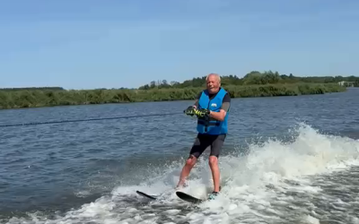 Lex van Rijn (96) oudste waterskiër ter wereld