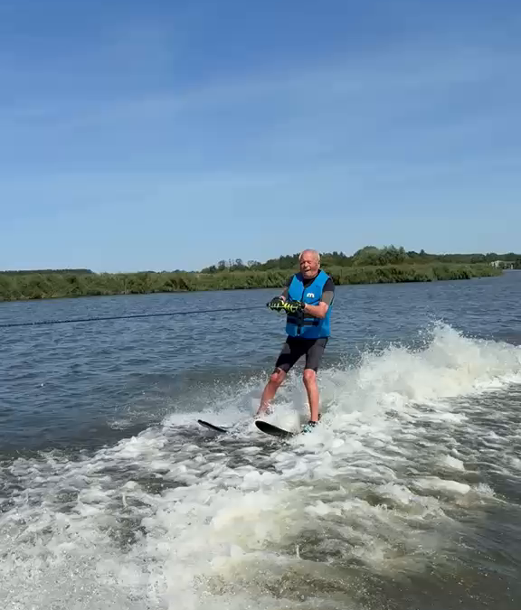 Lex van Rijn (96) oudste waterskiër ter wereld